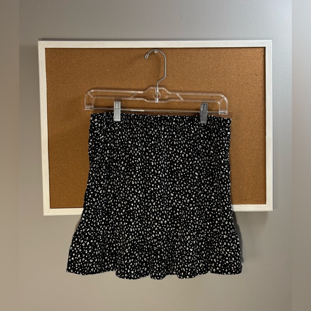 🔆BUNDLE: Black + White Skirts (2) - Picture 4 of 7